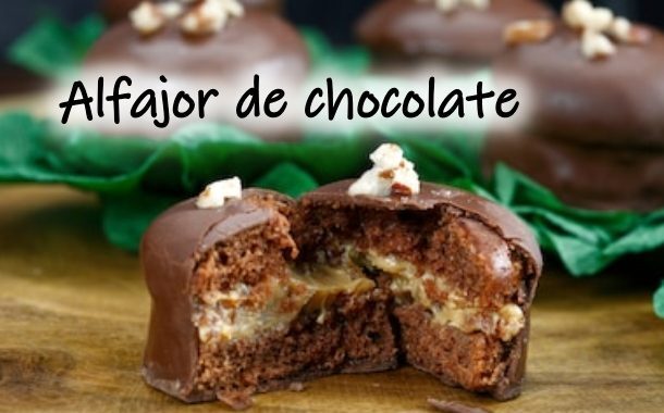 Alfajor de Chocolate: recheio doce de leite e cobertura de chocolate