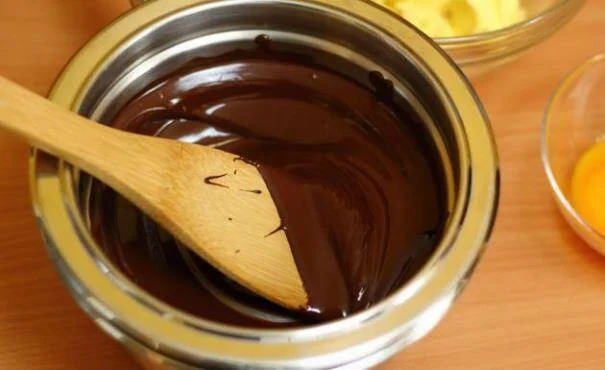Derreta o chocolate em banho-maria. (Foto: Divulgação)