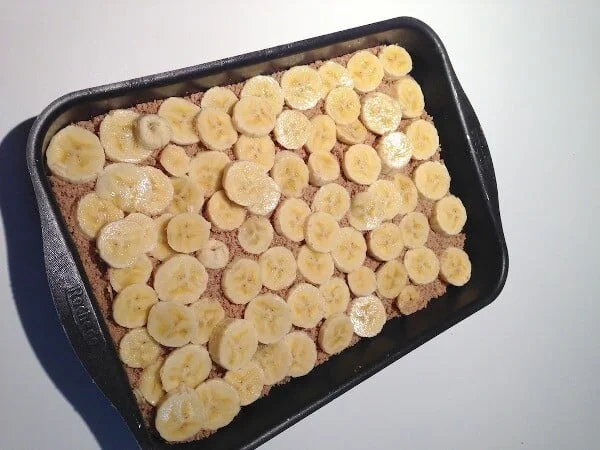 Coloque as rodelas de banana sobre a farofa. (Foto: Divulgação)