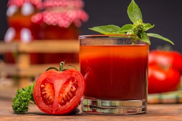 Benefícios do suco de tomate. Saiba as propriedades e para que serve