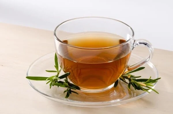 Chá de alecrim para aliviar cólicas menstruais