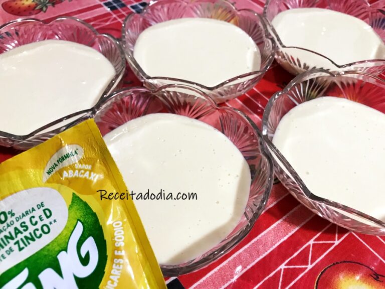 Mousse de abacaxi com suco tang