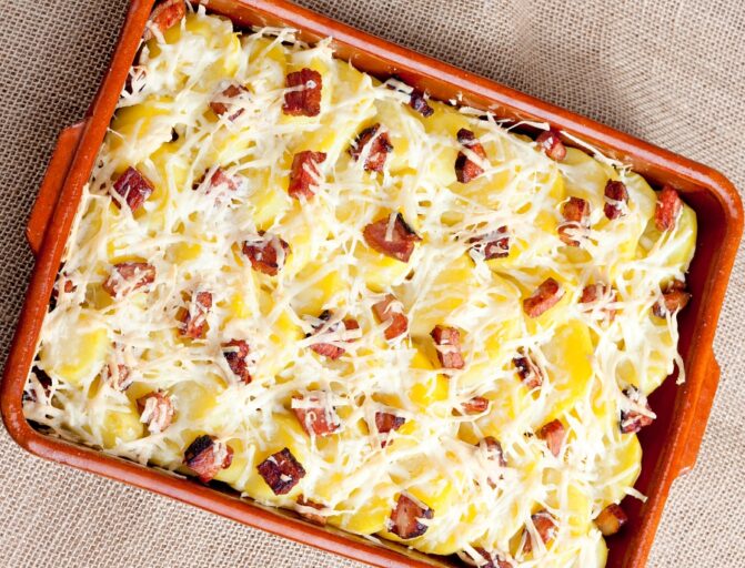 Receita de batata gratinada com bacon e molho branco